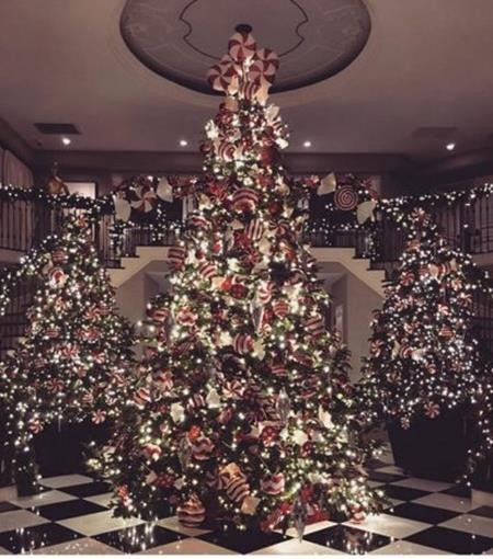 Sao và những mùa Noel ấm áp bên gia đình - 9 Sở hữu cây thông Noel rực rỡ, huy hoàng nhường này nên chẳng có gì ngạc nhiên khi Kris Jenner háo hức chia sẻ với người hâm mộ.
