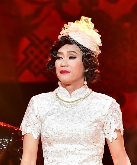 Ở tiết mục này, danh hoài Hoài Linh cũng chia sẻ rằng đây là lần đầu tiên anh giả gái mà không phải để diễn hài như mọi lần và khi đứng cùng Quang Hà với các ca sĩ khác, dù dày dặn kinh nghiệm sân khấu nhưng anh vẫn cảm thấy run trong vai trò ca sĩ.