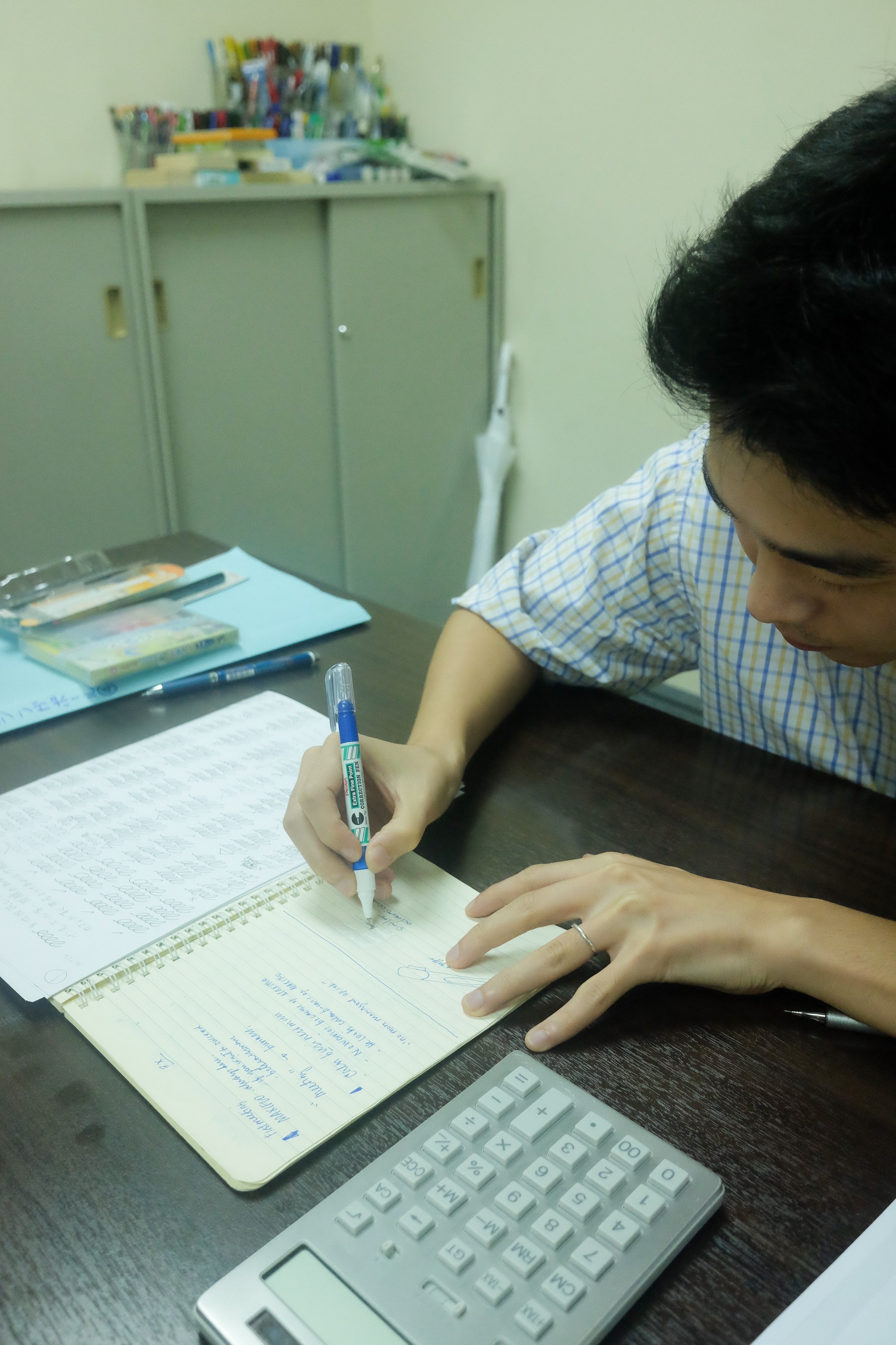 Nếu đang được sử dụng cây viết xóa, các bạn chắc chắn phải ghi nhận những điều này - 3 Nhân viên khối văn chống Nhật chuyên nghiệp dùng cây viết xóa Pentel.