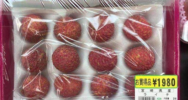 Là quả dại Việt Nam, tầm bóp có giá 700 nghìn đồng/kg ở Nhật Bản - 3 Trước đó, hình ảnh về một khay vải thiều gồm 12 quả có giá bán 430 nghìn VNĐ cũng khiến nhiều người bất ngờ