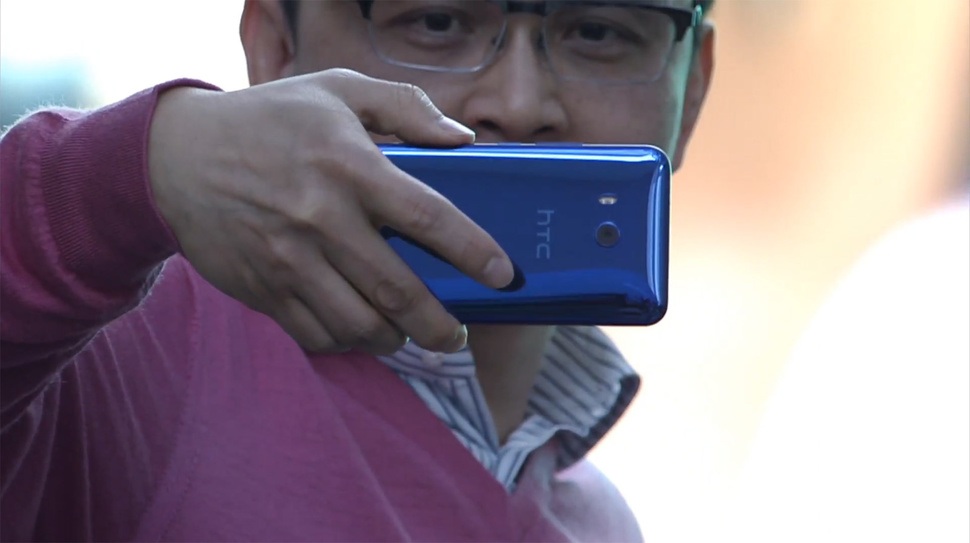 HTC ra mắt smartphone "bóp" đầu tiên trên thế giới - 1 HTC ra mắt smartphone "bóp" đầu tiên trên thế giới - 1