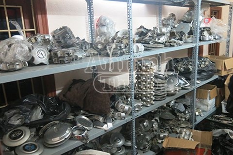 Hà Nội: Đột kích kho hàng "khủng" của "bà trùm" phụ tùng ô tô - 4 Hà Nội: Đột kích kho hàng "khủng" của "bà trùm" phụ tùng ô tô - 4