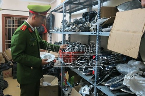 Hà Nội: Đột kích kho hàng "khủng" của "bà trùm" phụ tùng ô tô - 6 Hà Nội: Đột kích kho hàng "khủng" của "bà trùm" phụ tùng ô tô - 6