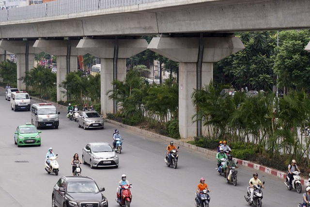 Dải phân cách dưới gầm đường sắt trên cao Cát Linh - Hà Nội mới đây được trồng thêm hàng cây cau cảnh, vừa lấp chỗ trống, vừa tạo cảm giác xanh tươi. (Ảnh: Hữu Nghị)