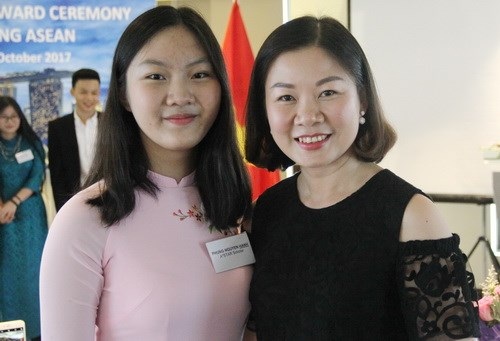 Nữ sinh Hà thành học tiếng Anh qua xem phim ảnh - 1 Hai mẹ con em Phùng Nguyên Hạnh tại Lễ trao học bổng ASEAN.
