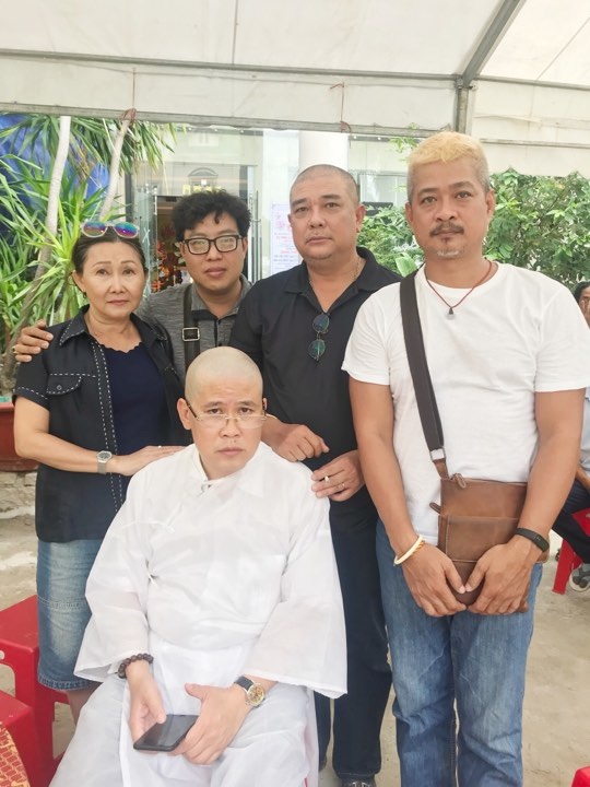 Đạo diễn Phước Sang đau đớn xuống tóc khi cha qua đời - 3 Đạo diễn, diễn viên Lê Tuấn Anh và MC Thanh Hiệp cùng các nghệ sỹ đến chia buồn cùng đạo diễn Phước Sang. Ảnh: Thanh Hiệp.