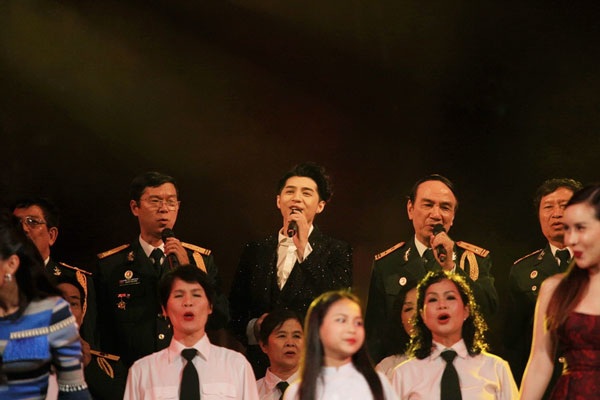 Thu Minh, Noo Phước Thịnh gây bất ngờ khi hát nhạc cách mạng - 4
Là ca sĩ nổi tiếng với dòng nhạc trẻ nhưng Noo Phước Thịnh cũng gây chú ý không kém các ca sĩ đàn anh, đàn chị, thuyết phục được kể cả khán giả khó tính khi thể hiện những ca khúc kinh điển của dòng nhạc cách mạng.