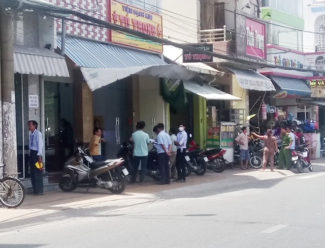 Một tháng "đòi" vỉa hè, chỉ phạt hơn 20 triệu đồng tiền vi phạm - 2 TP Sóc Trăng ra quân đòi vỉa hè cho người đi bộ.