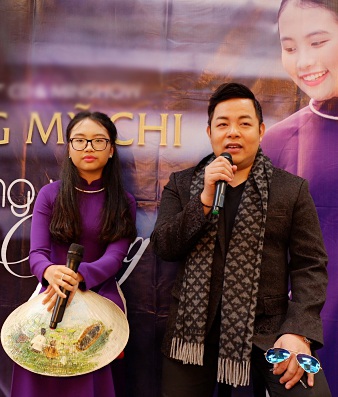 Quang Lê hé lộ mức cát-sê khủng của Phương Mỹ Chi lần đầu lưu diễn tại Mỹ - 1 Quang Lê cũng bất ngờ tiết lộ, trong tháng 11 này Phương Mỹ Chi lần đầu tiên nhận được visa đi Mỹ để biểu diễn với mức cát-sê rất cao.“Tôi có thể khẳng định, mức cát-sê của Phương Mỹ Chi khi diễn tại Mỹ cao hơn cả sao hạng A tại Mỹ thời điểm này”, Quang Lê nói.