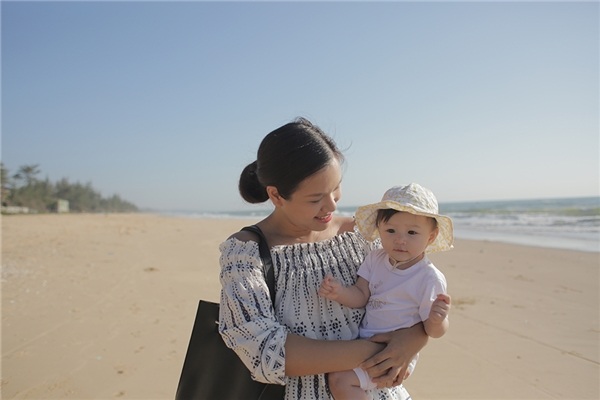 Những "thiên thần lai" siêu đáng yêu của nghệ sĩ Việt - 19 Những khoảnh khắc hạnh phúc của Phương Vy bên con gái trong những chuyến du lịch cùng gia đình.