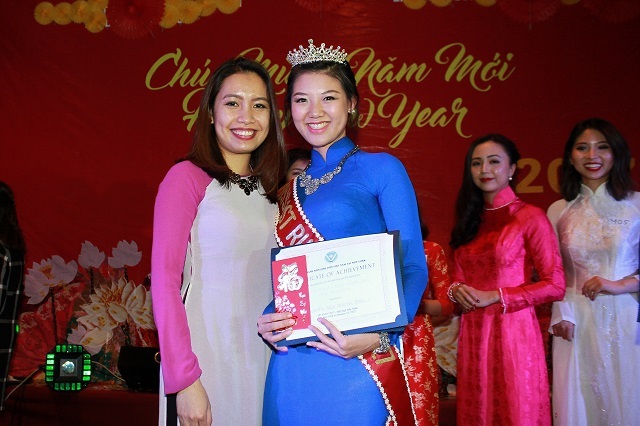 Á khôi “má lúm” thích Tết vì… không phải đi học - 3
Á khôi 1 Miss Việt Nam – New York duyên dáng trong tà áo dài.