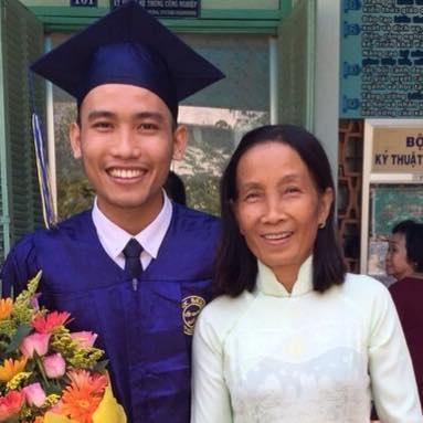 Phượt thủ 9X đưa mẹ cùng xuyên Việt - 2
Cô Phan Thị Ngọc Hạnh luôn là chỗ dựa tinh thần cho Sơn.