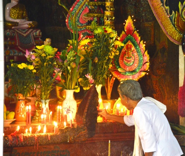 Đồng bào Khmer rộn ràng đón Tết cổ truyền - 9 Phút giây thành kính tổ tiên ông bà.