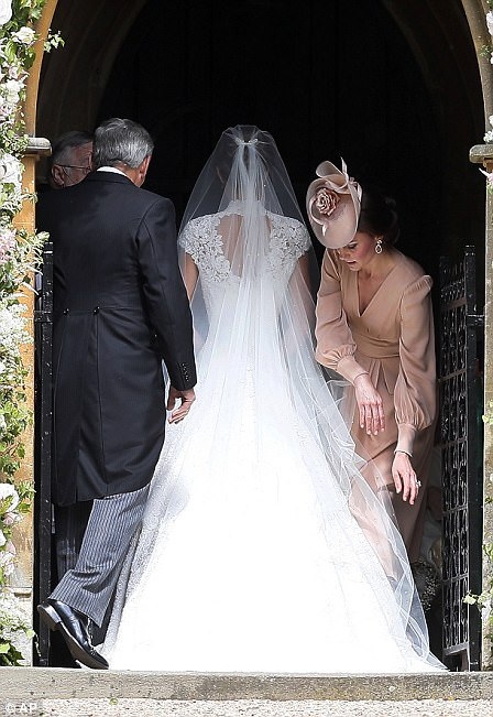 Kate Middleton chụp ảnh chân dung tuổi 40 với đầm Alexander McQueen