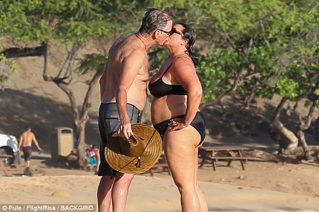 “Điệp viên” Pierce Brosnan khóa môi vợ say đắm trên biển - 1
Pierce Brosnan khóa môi bà xã Keely say đắm trong kỳ nghỉ 2 người tại Hawaii.