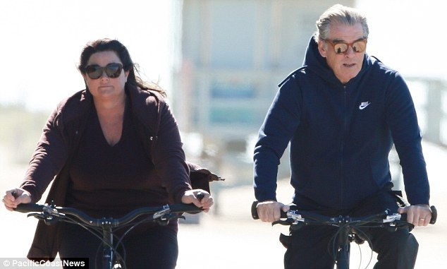 Ngưỡng mộ cách “điệp viên 007” Pierce Brosnan yêu vợ - 1
Pierce Brosnan và vợ đạp xe đi dạo quanh Malibu, ngày 6/3.