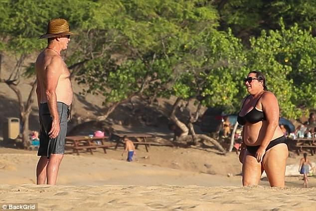 “Điệp viên” Pierce Brosnan khóa môi vợ say đắm trên biển - 5
Bà Keely tăng cân mất kiểm soát sau khi sinh đứa con thứ hai nhưng trong mắt chồng, bà luôn là người đẹp nhất.