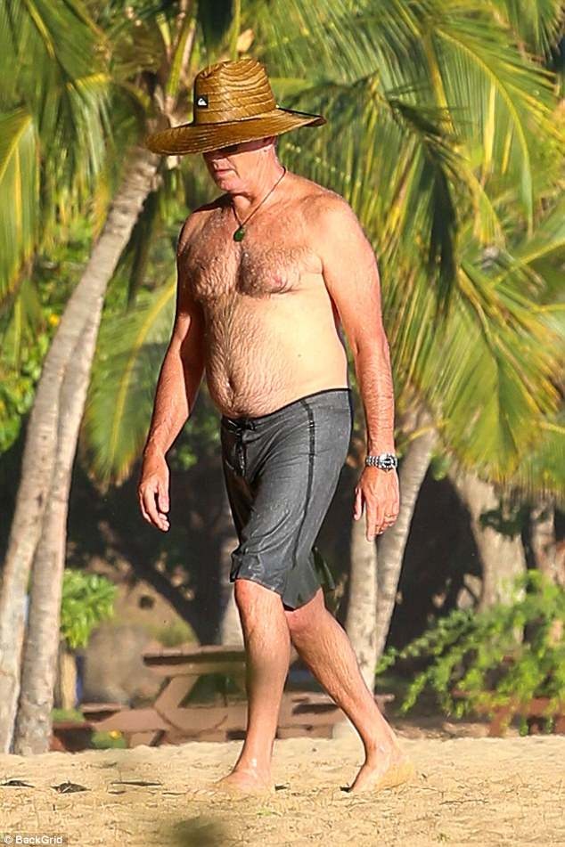 “Điệp viên” Pierce Brosnan khóa môi vợ say đắm trên biển - 3 “Điệp viên” Pierce Brosnan khóa môi vợ say đắm trên biển - 3