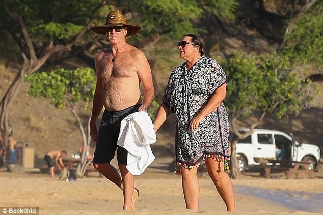“Điệp viên” Pierce Brosnan khóa môi vợ say đắm trên biển - 6
Pierce thích nắm tay và hôn vợ ở những nơi đông người.