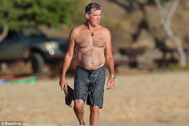“Điệp viên” Pierce Brosnan khóa môi vợ say đắm trên biển - 2
Ngôi sao nổi tiếng vừa đón sinh nhật lần thứ 64.