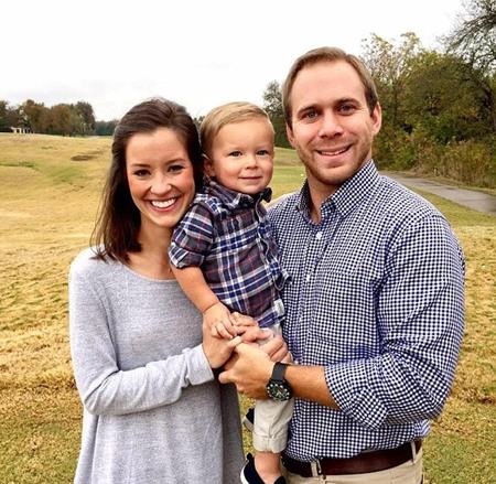 
Cậu bé chụp ảnh cùng cha mẹ
