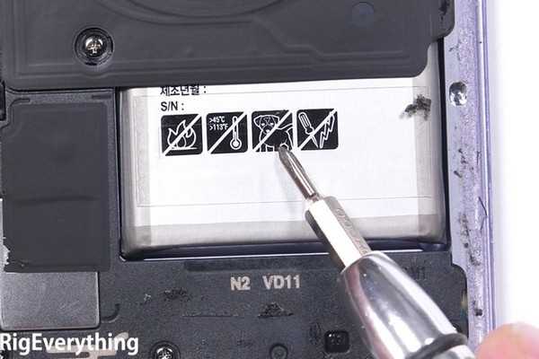 “Giải mã” biển cảnh báo kỳ lạ được in trên pin của Galaxy S8 - 1 Biển cảnh báo “cấm chó” được in trên pin của Galaxy S8