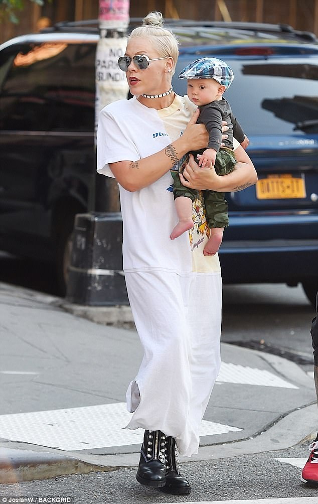 
Pink bế con trai 7 tháng tuổi đi dạo trên đường phố New York ngày 5/7 vừa qua. Đây là lần hiếm hoi cánh săn ảnh bắt gặp ca sỹ nổi tiếng này đưa con ra phố
