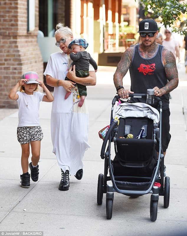 Pink và hình ảnh hiếm hoi bên chồng con - 4
Nữ ca sỹ từng giành nhiều giải Grammy và Carey Hart kết hôn từ năm 2006 và có với nhau 1 con gái 6 tuổi, 1 con trai 7 tháng tuổi