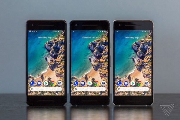Cận cảnh bộ đôi smartphone cao cấp Pixel 2 vừa ra mắt của Google - 1 Pixel 2 vẫn sở hữu thiết kế cũ với viền màn hình dày