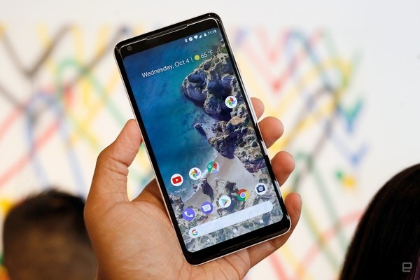 Cận cảnh bộ đôi smartphone cao cấp Pixel 2 vừa ra mắt của Google - 2 Pixel 2 XL sở hữu thiết kế viền mỏng phù hợp xu thế hiện nay