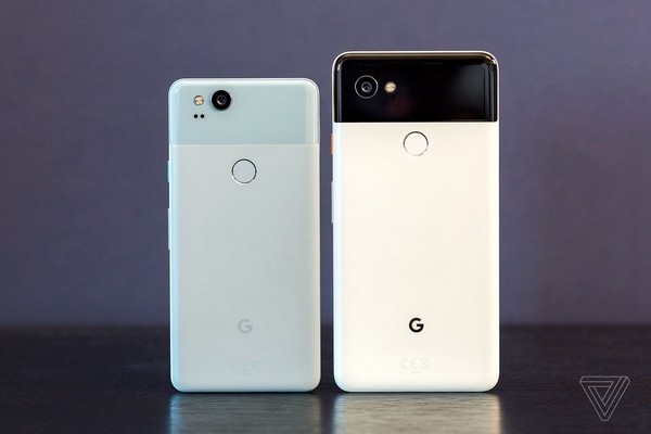 Cận cảnh bộ đôi smartphone cao cấp Pixel 2 vừa ra mắt của Google - 3 Mặt lưng của bộ đôi Pixel mới vẫn có 2 phần riêng biệt, tuy nhiên phần kính cường lực phía trên đã được thu nhỏ lại