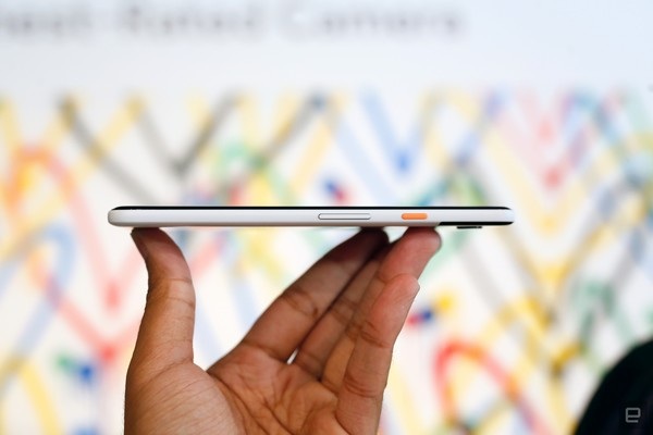 Cận cảnh bộ đôi smartphone cao cấp Pixel 2 vừa ra mắt của Google - 4 Nút nguồn của Pixel 2 XLvới thiết kế màu sắc nổi bật