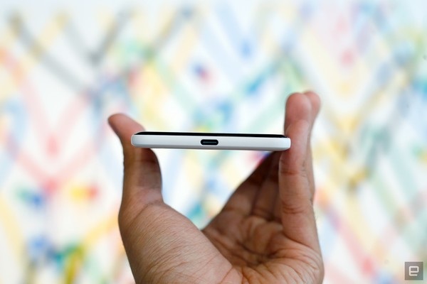 Cận cảnh bộ đôi smartphone cao cấp Pixel 2 vừa ra mắt của Google - 5 Cổng USB Type-C ở cạnh dưới