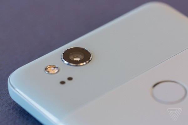 Cận cảnh bộ đôi smartphone cao cấp Pixel 2 vừa ra mắt của Google - 6 Camera trên bộ đôi Pixel mới có thiết kế lồi, thay vì phẳng như phiên bản cũ