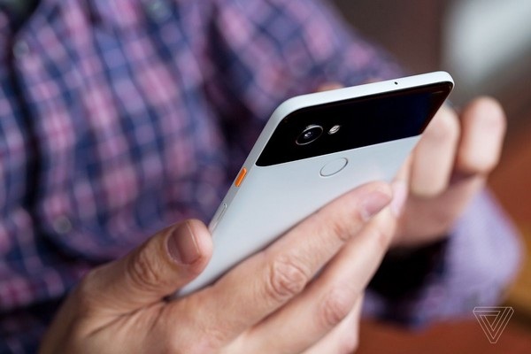 Cận cảnh bộ đôi smartphone cao cấp Pixel 2 vừa ra mắt của Google - 8 Cận cảnh bộ đôi smartphone cao cấp Pixel 2 vừa ra mắt của Google - 8