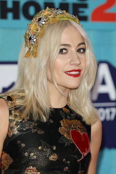 Tình cũ Justin Bieber khoe chân dài nõn nà - 19
Pixie Lott