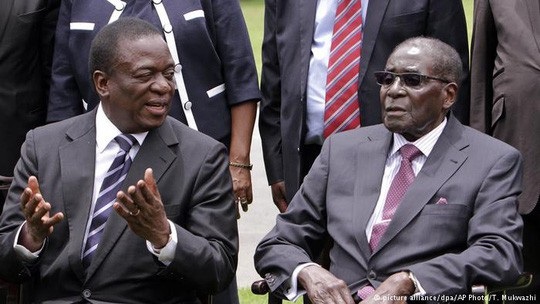 Zimbabwe: Hé lộ người sẽ thay thế Tổng thống Mugabe - 3
Cựu Phó Tổng thống Emmerson Mnangagwa và Tổng thống Robert Mugabe. Ảnh: AP