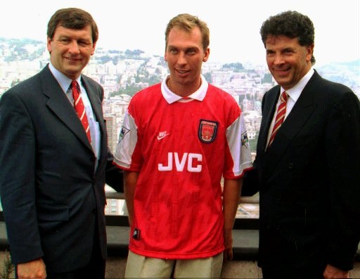 5 cầu thủ khoác áo MU và Arsenal trong kỷ nguyên Premier League - 1
David Platt (giữa) trong màu áo Arsenal