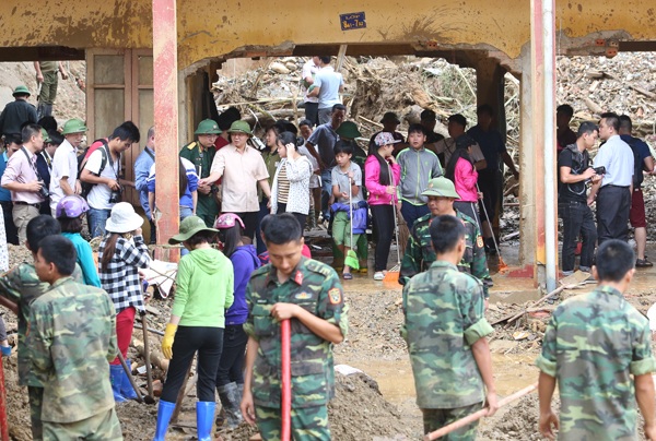 Huy động tổng lực dọn dẹp trường sau lũ, chạy đua với khai giảng - 13 Huy động tổng lực dọn dẹp trường sau lũ, chạy đua với khai giảng - 13