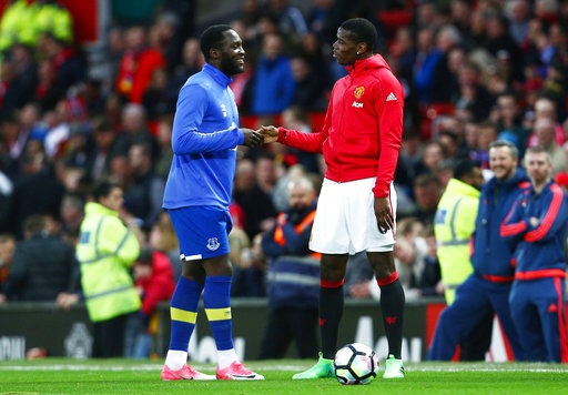MU 1-1 Everton: May mắn cho "Quỷ đỏ" - 5
Lukaku (trái) nói chuyện với Pogba (phải) trước trận đấu
