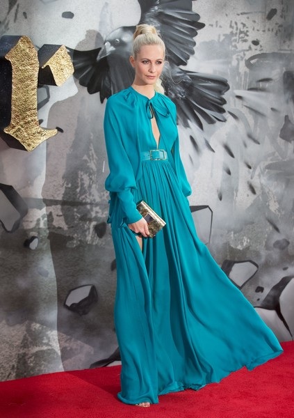 Người mẫu Anh khoe chân dài miên man - 7
Tại xứ sương mù,Poppy và em gái Cara đều là những mục tiêu được yêu thích của cánh săn ảnh