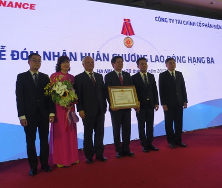 EVNFinance đón nhận Huân chương Lao động hạng Ba - 2 Phó Chủ tịch Quốc hội Uông Chu Lưu trao Huân chương Lao động hạng Ba cho EVNFinance.