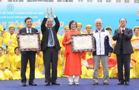 Vinamilk và CLB sức khỏe ngoài trời Hà Nội sở hữu kỷ lục Việt Nam với số lượng người tham gia đồng diễn dưỡng sinh đông nhất