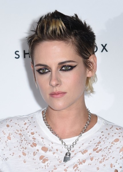 Kristen Stewart cuốn hút với lối trang điểm mắt mèo - 5 
Kristen Stewart ngoài đời thường chuẩn men và cá tính hơn nhiều