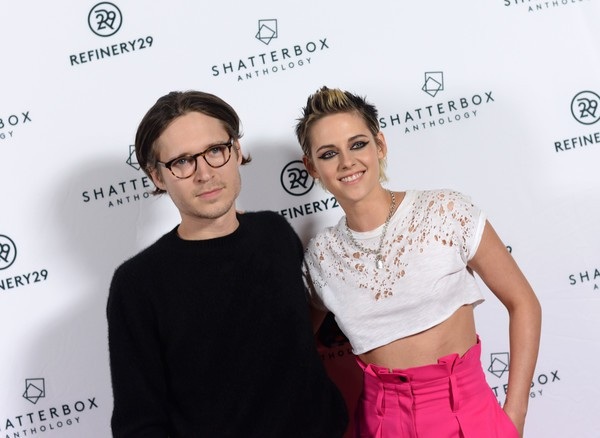 Kristen Stewart cuốn hút với lối trang điểm mắt mèo - 6 
Kristen Stewart đảm nhiệm vai trò đạo diễn trong phim này, cô chụp hình cùng nam diễn viên Josh Kaye