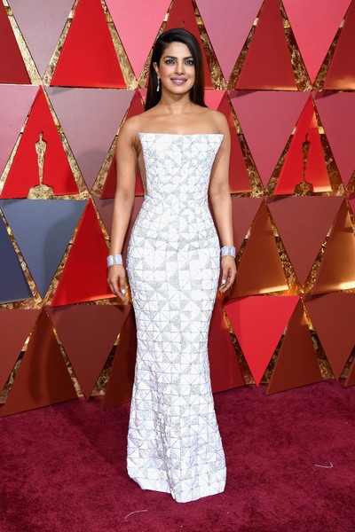 Dập dìu người đẹp trên thảm đỏ Oscar 2017 - 2
Người đẹp Ấn Độ diện trang phục kín đáo và sang trọng
