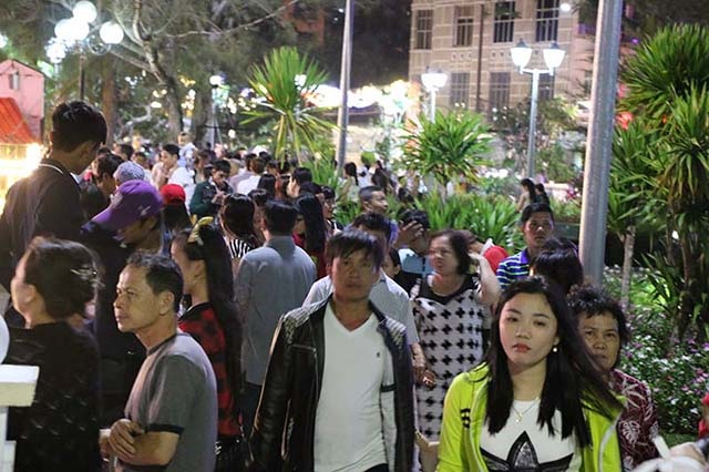 Người dân cả nước hân hoan trong phút giao thừa - 19 Người dân cả nước hân hoan trong phút giao thừa - 19
