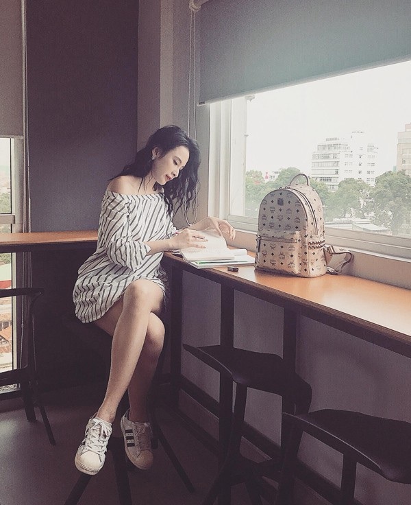 Công Vinh khoe ảnh con gái đã lớn; Đặng Thu Thảo khoe ảnh "tự sướng" - 8 Angela Phương Trinh diện váy trễ vai trẻ trung, thoải mái khi trở lại đi học sau thời gian dài tham gia phim, cô chia sẻ: Bắt đầu đi học lại sau 4 tháng ròng cùng Glee. Nhớ trường, nhớ bạn lắm! Đi học lại toàn gặp bạn mới thôi, mọi người ai cũng gần gũi và đáng yêu. Học hành chăm chỉ nào.