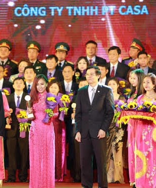 
Giám đốc PT Casa Phạm Thu Hà nhận cup và bằng chứng nhận Doanh nghiệp hội nhập và phát triển hôm 8/1 tại Hà Nội
