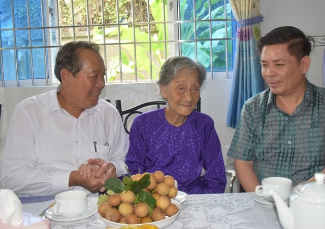 Phó Thủ tướng: "Sóc Trăng cần làm tốt hơn nữa chính sách dân tộc" - 1 Phó Thủ tướng Trương Hòa Bình thăm Mẹ Việt Nam anh hùng tại TP Sóc Trăng.